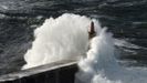 Temporal y oleaje en el faro de Viavelez