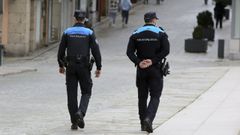 Imagen de archivo de dos polic�as locales patrullando por el centro de Ferrol. 