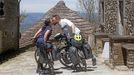 Zureya y Vianney vienen en bicicleta desde Francia