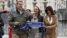El l�der del PP, Alberto N��ez Feijoo; la candidata a la Diputaci�n de Vizcaya, Raquel Gonz�lez, y la secretaria general del PP vasco, Laura Garrido, este lunes, durante un paseo por Bilbao