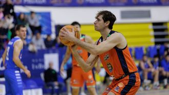 Guillem Jou tirando a canasta ante Melilla