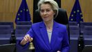 Von der Leyen toca la campana que marca el inicio de la reunin del Colegio de Comisarios Europeos. 