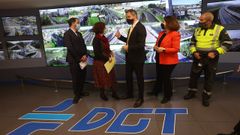 El delegado del Gobierno, Jos� Mi�ones (centro), este viernes en las dependencias de la DGT para presentar los cambios de la nueva ley de tr�fico.