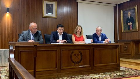 Juan Carlos Aguilera, director de FAEN; Genaro Sanz, alcalde de Llanera; Mara Belarmina Daz, directora General de Energa, Minera y Reactivacin y Adriano Mones, presidente de AEDIVE