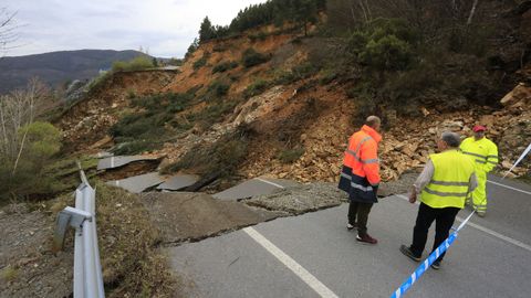 En el suceso se derrumb ladera abajo un tramo de cerca de doscientos metros de la carretera LU-561, que une Folgoso do Courel con Quiroga