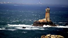 Faro en el islote situado frente a la Pointe du Raz