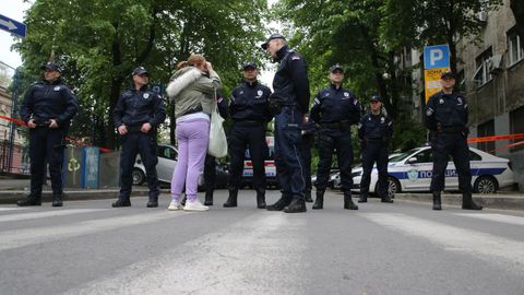 Vi a los nios salir corriendo de la escuela, gritando. Vinieron los padres, estaban en pnico, cuenta un testigo