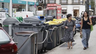 Solo en una parte de la calle hay diez contenedores y en total la v�a suma 25