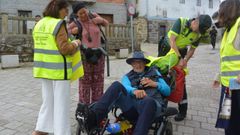 Reparto de chalecos reflectantes en un punto neurlgico del Camino de Santiago