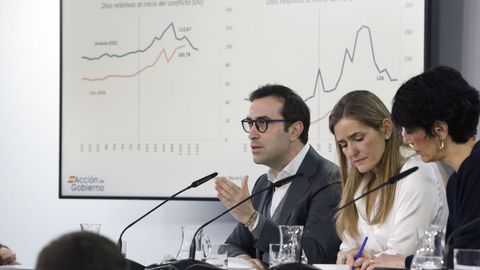 Carlos Cuerpo (izquierda) y Sara Aagesen (centro), en una rueda de prensa del Gobierno