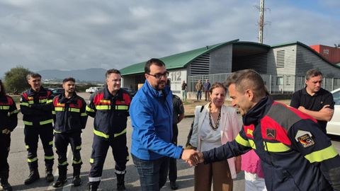 El presidente del Principado, Adri�n Barb�n, la delegada del Gobierno en Asturias, Adriana Lastra, y la vicepresidenta, Gimena Llamedo, durante la despedida al grupo de bomberos de Andorra que han participado en la lucha contra los incendios en Asturias