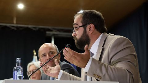 PLENO MOCION DE CENSURA EN EL CONCELLO DE RIBEIRA, DONDE LUIS PEREZ BARRAL ALCALDE DEL BNG CEDE EL BASTON DE MANDO A LA NUEVA ALCALDESA MARIA JOSE SAMPEDRO CANDIDATA DEL PP, PRIMERA MUJER EN ESTE PUESTO.