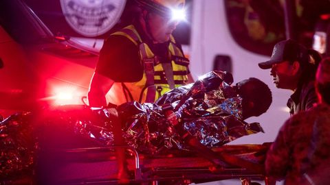 Un migrante es evacuado en una ambulancia tras el incendio en un centro de Ciudad Ju�rez, en M�xico