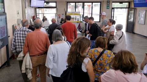 Participantes en la estaci�n de Ferrol, antes de partir