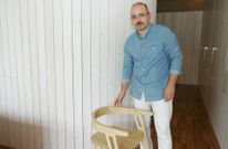 Xulio Turnes muestra, en su despacho de Conxo, la silla Muros que ir� a la muestra de Par�s. 
