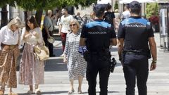 Dos agentes de la Polica Local patrullan por el centro histrico de Lugo. 