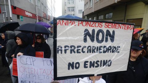 Marcha f�nebre por la educaci�n p�blica en Ferrol.