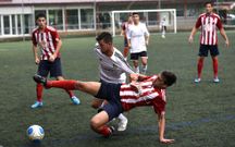 El jugador dumbri�s Javi pelea un bal�n ante un rival en el campo de O Conco. 