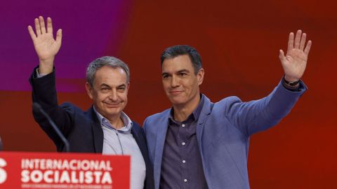 Pedro Snchez, junto al expresidente del Gobierno Jos Luis Rodrguez Zapatero, en la clausura del congreso de la Internacional Socialista en Madrid.