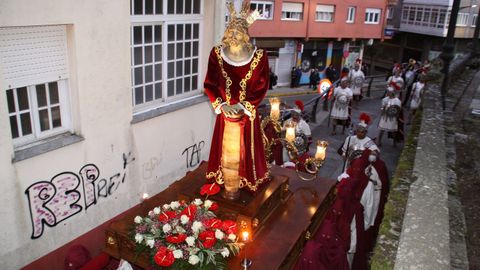 La Irmandade do Cristo da Misericordia sac en procesin las imgenes del Ecce Homo y las vrgenes de la Amargura y la Soledad tras la celebracin de la misa.