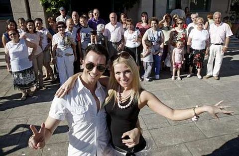 Manuel Trillo e Anastasia Zhitova, nunha gravación dun programa de televisión en Vila de Cruces.