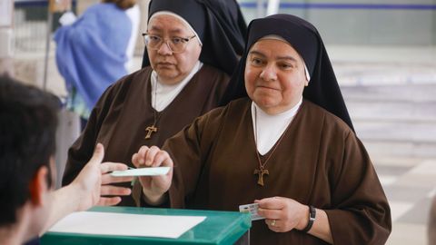 Un grupo de religiosas ejerciendo su derecho al voto en un colegio electoral en C�rdoba.
