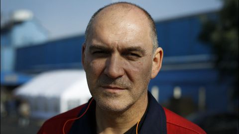 Emilio G�mez Monterroso. Tiene 52 a�os y lleva 29 a�os en Alcoa. Su primer contrato se lo hizo Inespal Metal, la empresa p�blica que adquiri� Alcoa. Tiene dos hijas, una estudiando la carrera. �Te truncan la vida, te quedas sin estabalidad familiar, con esta edad... �a d�nde voy?�.
