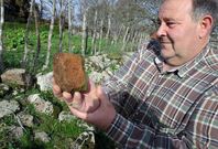 Una vasija de barro y una pieza ornamental de vidrio halladas en las excavaciones de urgencia que se realizaron en la zona en 1993