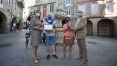 La alcaldesa fue la encargada de entregar el reconocimiento a los gerentes de A Tasca.