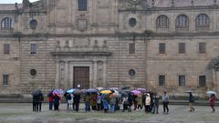 Un grupo de turistas con paraguas ante la fachada del Colegio de la Compa��a de Monforte