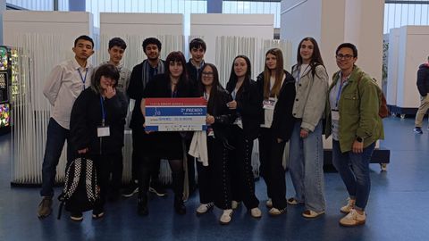 <span lang= gl >Os dez estudantes do equipo eum�s Rompentes, coa profesora de Oratoria (dereita), no Pazo da Cultura de Nar�n</span>