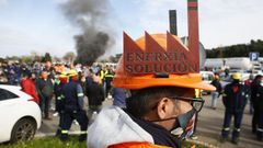 Trabajadores de la f�brica de aluminio de San Cibrao moviliz�ndose ante la factor�a