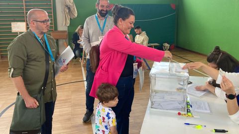 La candidata del BNG de Narn, Olaia Ledo, vot en el colegio de Xuvia