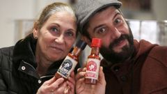 Joaqu�n e a s�a nai traballan man a man no obradoiro que te�en en Santa Ic�a, en Nar�n