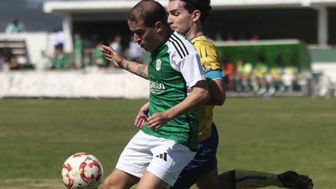Diego Chao controla el bal�n en un lance del partido contra el Dubra en A Marosa.