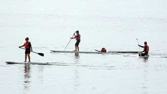 El paddle surf es uno de los deportes acu�ticos de moda en las playas de Barbanza
