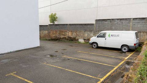 Zona del aparcamiento de una empresa del pol�gono de Caramuxo en la que ayer apareci� un cad�ver  