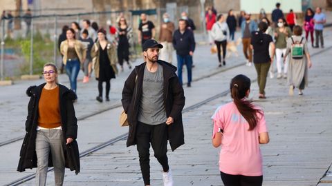 Mucha gente en el paseo de las Avenidas de Vigo 