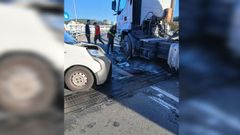 Un coche colision contra un camin en la parte elevada de la rotonda.