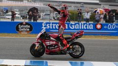 Marc M&aacute;rquez celebra sobre la moto la victoria en la carrera esprint de Jerez.
