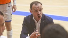 Juanma Marrube, en la imagen durante un partido disputado la presente campa�a, no seguir� al frente del banquillo de O Parrulo.