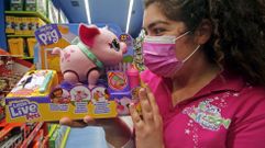 Sara, dependienta de una jugueter�a en Pontevedra, mostrando uno de esos cerditos que tantos ni�os le piden a los Reyes Magos y que, por supuesto, ya est� reservado.