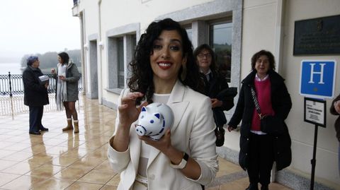 Luc�a P�rez, co porco de Sargadelos coa que foi agasallada polo Concello do Incio