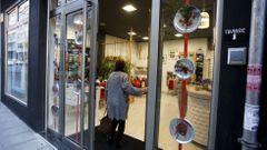 La Pelu de Beti. La peluquera de la calle Venezuela ech� mano de toda su creatividad para elaborar, de forma artesanal, uno de los escaparates m�s curiosos y originales de esta temporada.