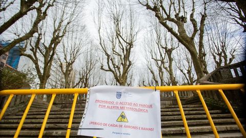 La entrada a la Alameda de Pontevedra, cerrada por temporal