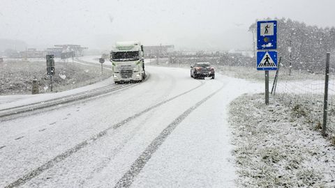 La nieve apareci esta maana a unos 500 metros en el municipio de Abadn. 