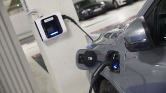 Coche el�ctrico cargando en un garaje