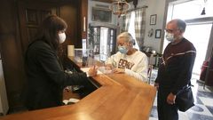 Turistas en la recepci�n del Parador de Ferrol el pasado mes de octubre