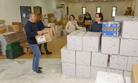 Los voluntarios revisaron hasta la fecha de caducidad de los alimentos y clasificaron todo. 