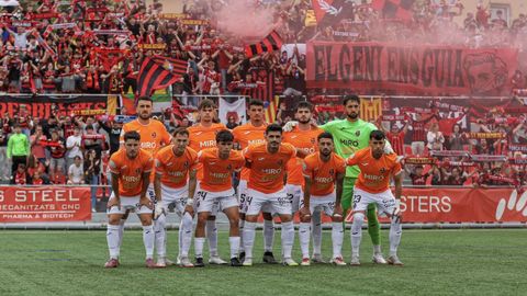 Equipo del Reus FC Reddis apoyado por sus seguidores en Terrassa